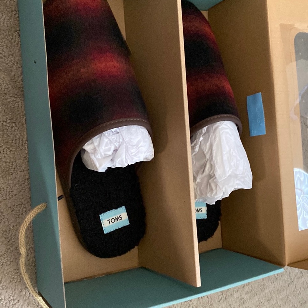 Toms mens slippers red and black